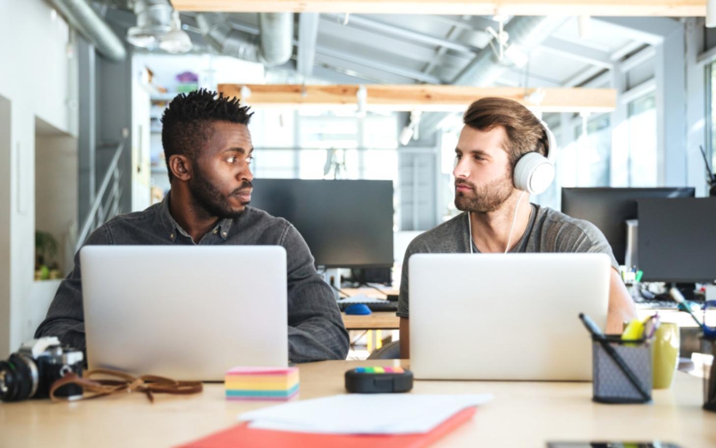 Consultation personnalisée avec documents financiers et calculatrices professionnelles